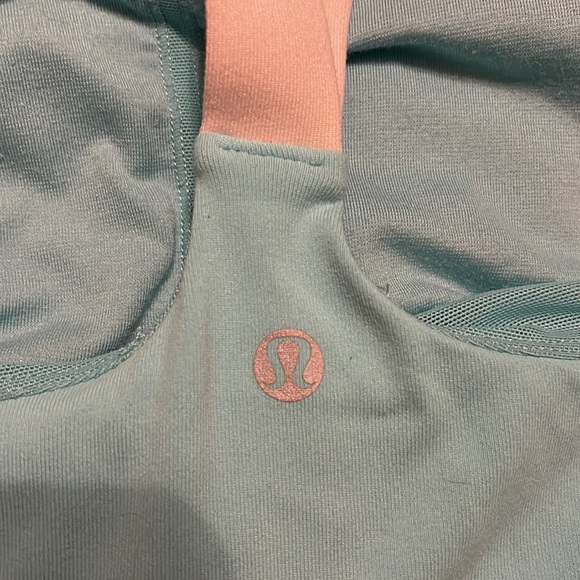 Lululemon top with bra. LN condition - Picture 6 of 9
